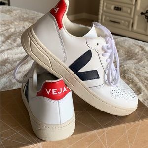 NEW IN BOX!! VEJA V-10 Leather Low-Tops!!